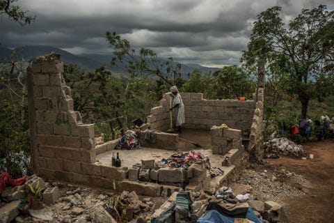 https://www.nationalgeographic.com/content/dam/photography/rights-exempt/most-moving-photos-2017/14-moving-2017-12-sanitation-andrea-bruce.jpg Ruim een maand nadat hurricane Matthew in oktober 2016 aan land kwam probeert de 85jarige Rose Dena schoon te maken in de schamele restanten van haar huis in de bergen van zuidelijk Hati