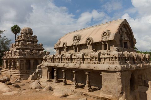 De monumenten van het Pancha Rathascomplex in zuidelijk India werden 1300 jaar geleden uit enorme granietplaten gehouwen Deze bouwwerken  stenen uitvoeringen van eerdere houten tempels  werden nooit ingewijd