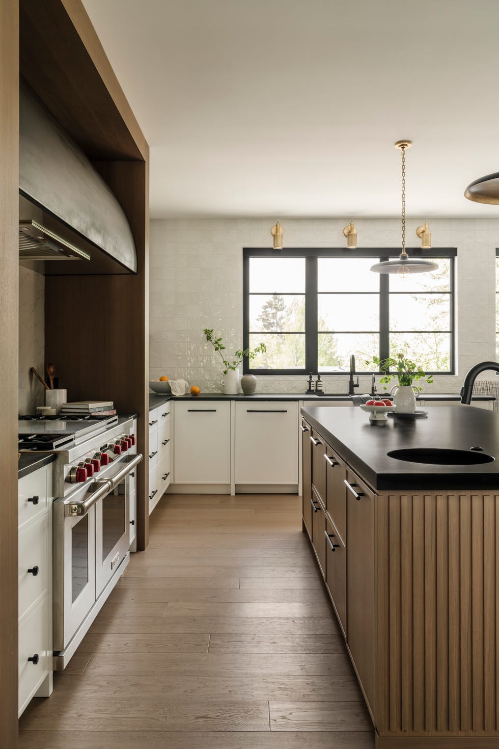 vivienda familiar que combina madera, metales brunidos y diseno a medida para vivir con estilo y funcionalidad