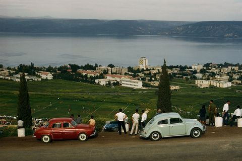 Bezoekers zijn met de auto een heuvel in Galilea in Isral opgereden om naar een voetbalwedstrijd te kijken