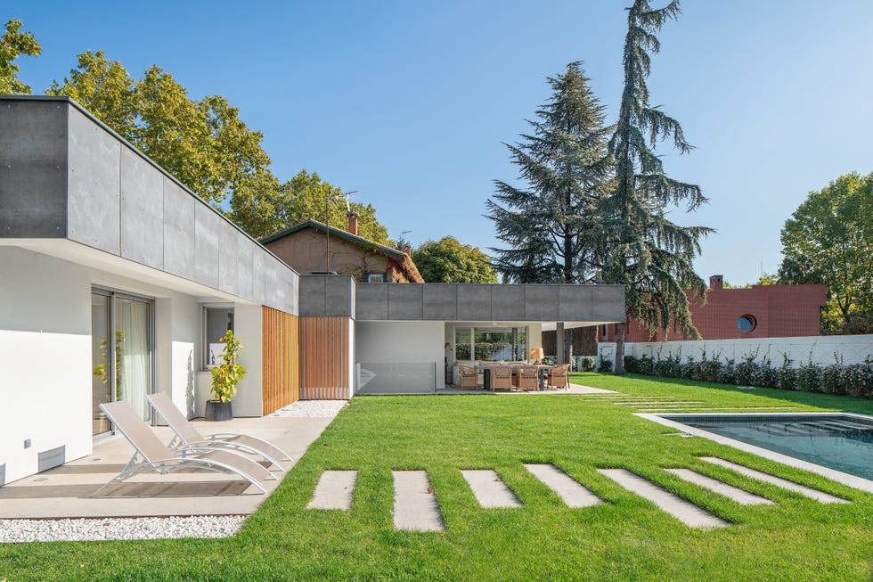 gracias a una reforma integral, esta casa de aravaca ahora se abre a la luz y se adapta al entorno con diseno y soluciones sostenibles