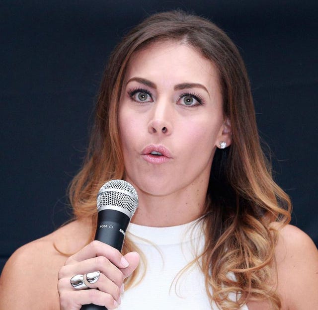Vanessa Guzmán, con el pelo suelto y un micrófono, en rueda de prensa