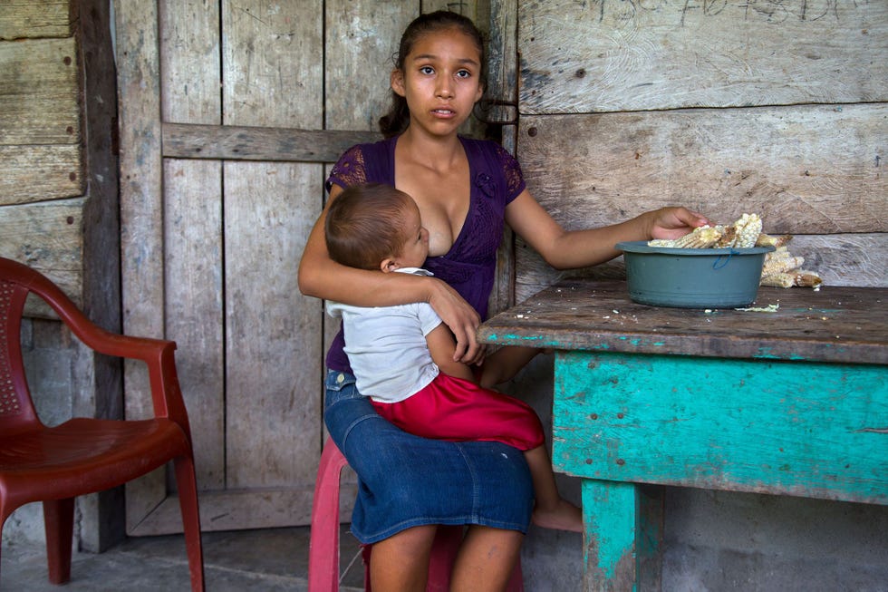 Aracely 15 jaar houdt haar kind vast in 2014 Volgens een telling uit 2012 door het VN Bevolkingsfonds is 30 van de vrouwen tussen de 20 en 24 jaar in Guatemala getrouwd voor hun achttiende verjaardag Een percentage dat op het platteland hoger kan liggen Tienergeboorten zijn er zo normaal dat er zelfs een wet is die een keizersnede verplicht stelt voor moeders onder de veertien omdat hun heupen te smal zijn om te baren