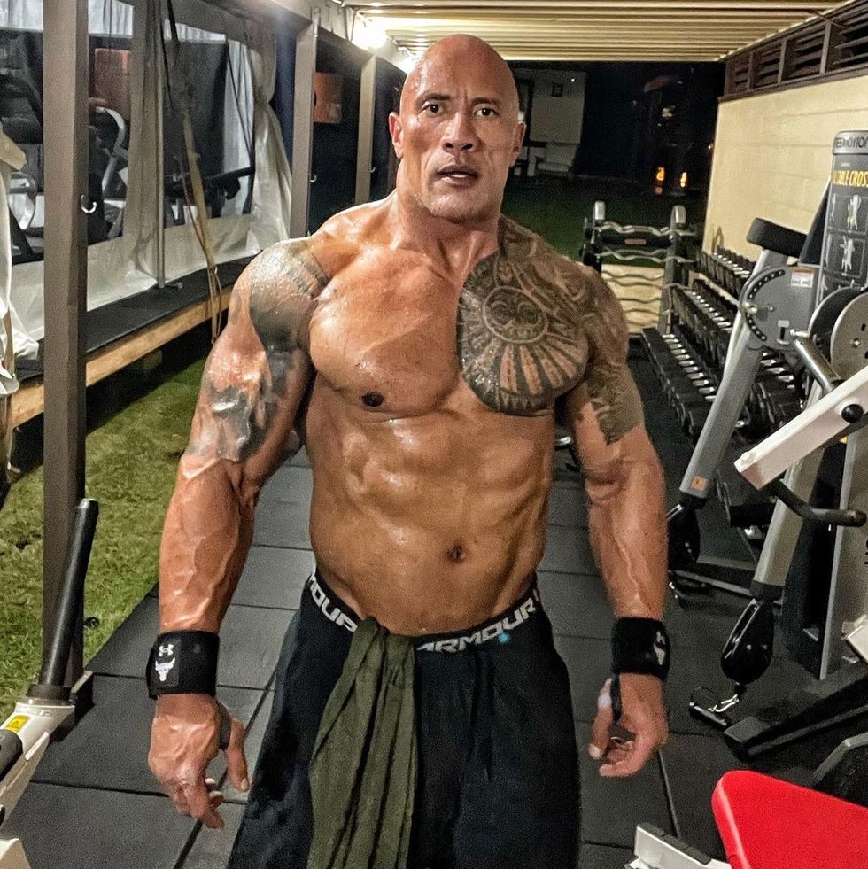《黑亞當》巨石強森50歲穩坐好萊塢最強硬漢！一天吃7餐、每週健身6天虐出炸裂肌肉