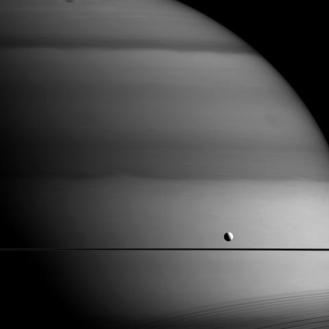 Cassini maakte deze opname in een golflengte die wordt geabsorbeerd door methaan De donkere gebieden zijn regios met dichtere wolken waar het licht op zijn weg door de atmosfeer door grotere hoeveelheden methaan moet reizen