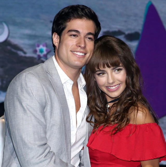 danilo carrera y michelle renaud abrazados en la presentación de hijas de la luna