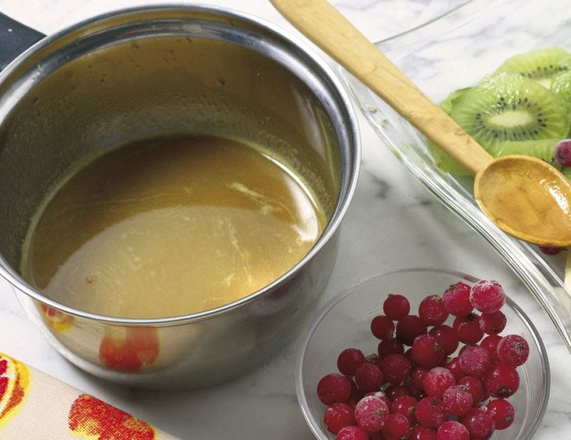 Paso 3: añadir la salsa de naranja a las frutas y añadir los frutos rojos