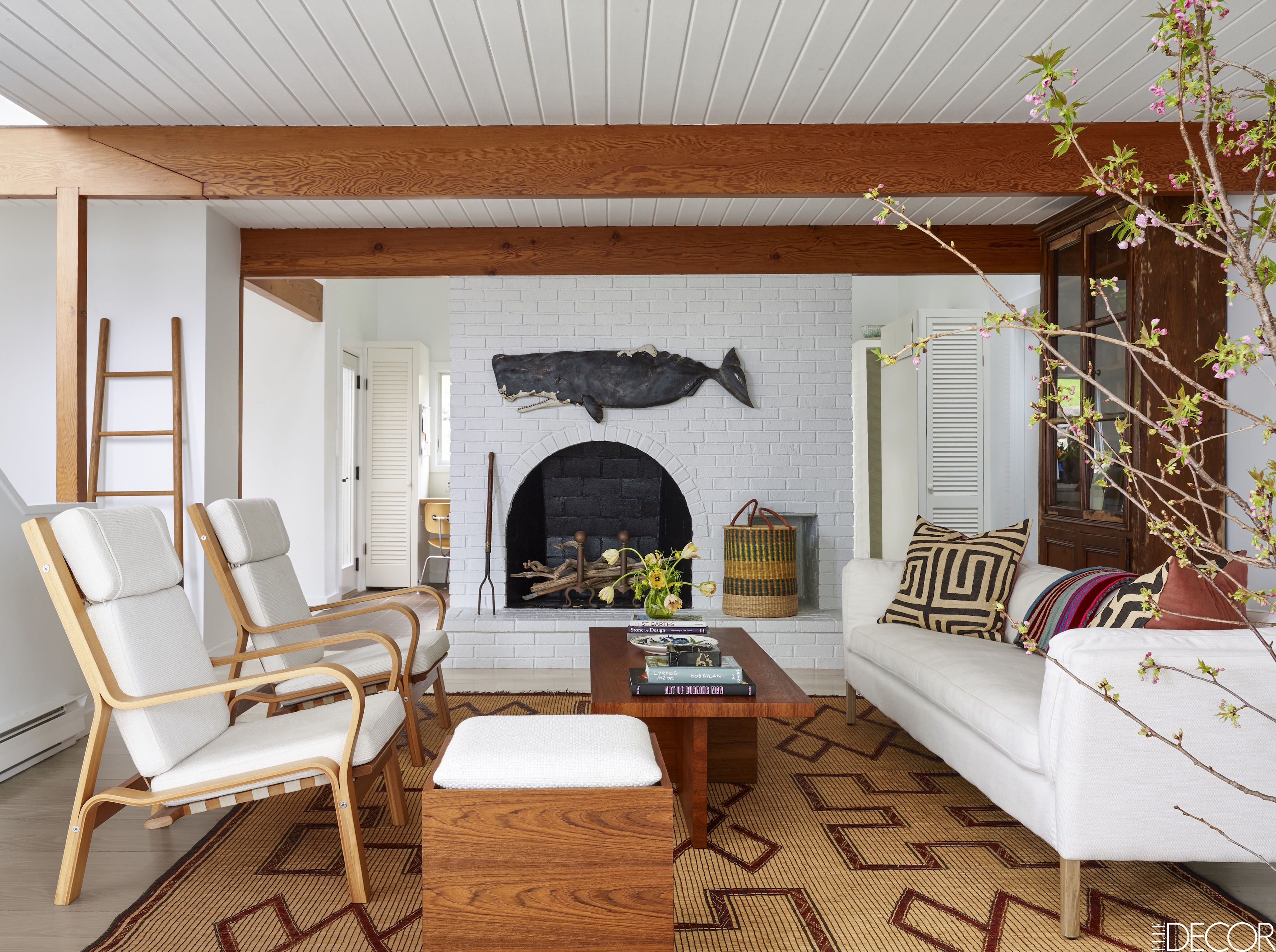 20 Beautiful Living Rooms With White Couches