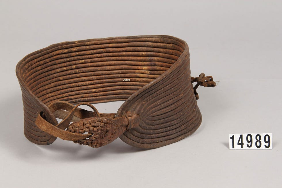 Deze ceintuur werd ruim een eeuw geleden vervaardigd door een lid van de Keniaanse Kambastam en in 1905 gekocht door een Duitse verzamelaar Het museumstuk bevindt zich nu in het RautenstrauchJoest Museum  Kulturen der Welt in Keulen