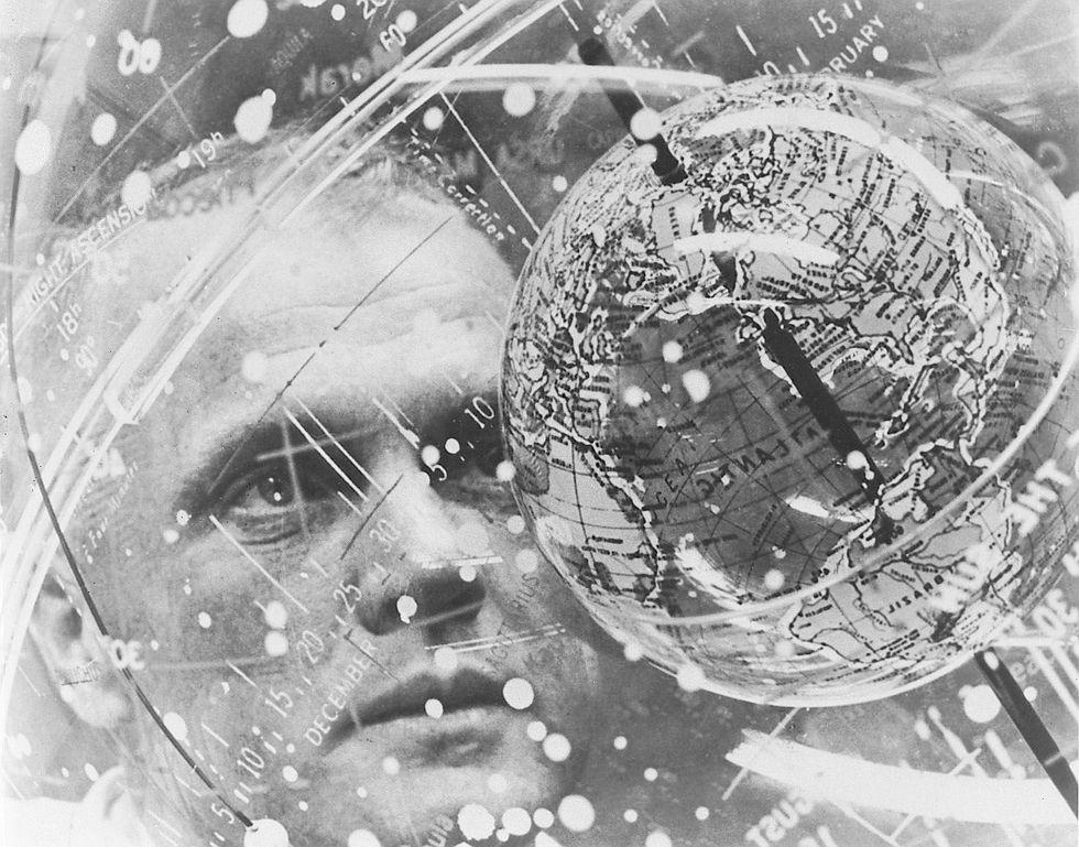 John Glenn kijkt naar de globe in een globe het Celestial Training Device