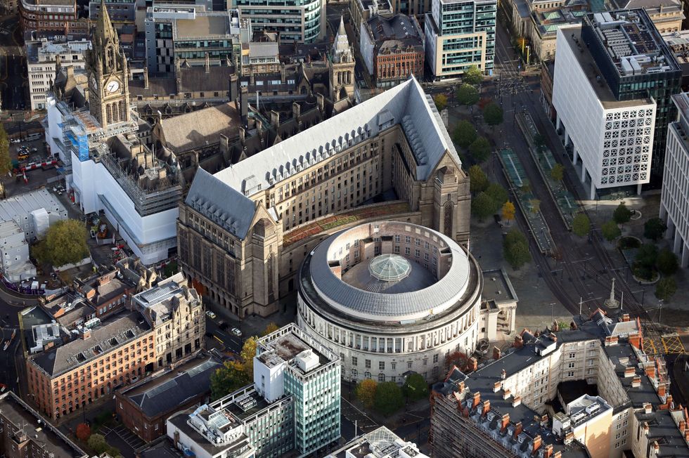 Het stadhuis en de centrale bibliotheek van Manchester  de meest bezochte openbare bibliotheek in het VK  bevinden zich in het hart van de bloeiende metropool
