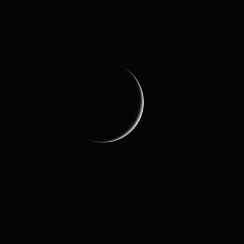 Venus toont zich in deze infraroodfoto als een flinterdunne zilveren sikkel de opname werd kort vr zonsopgang met behulp van een digitale videocamera gemaakt boven Hertfordshire in Engeland