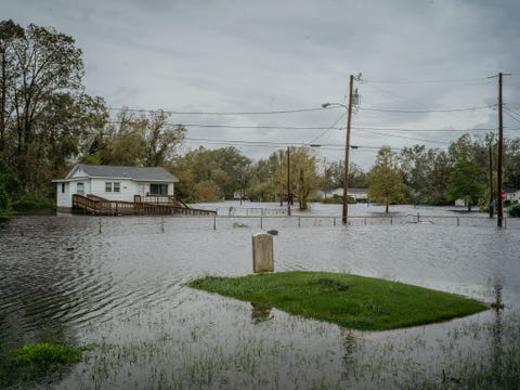 Een deel van de begraafplaats Greenwood Cemetery in New Bern North Carolina staat na de stormvloed van orkaan Florence nog steeds onder water
