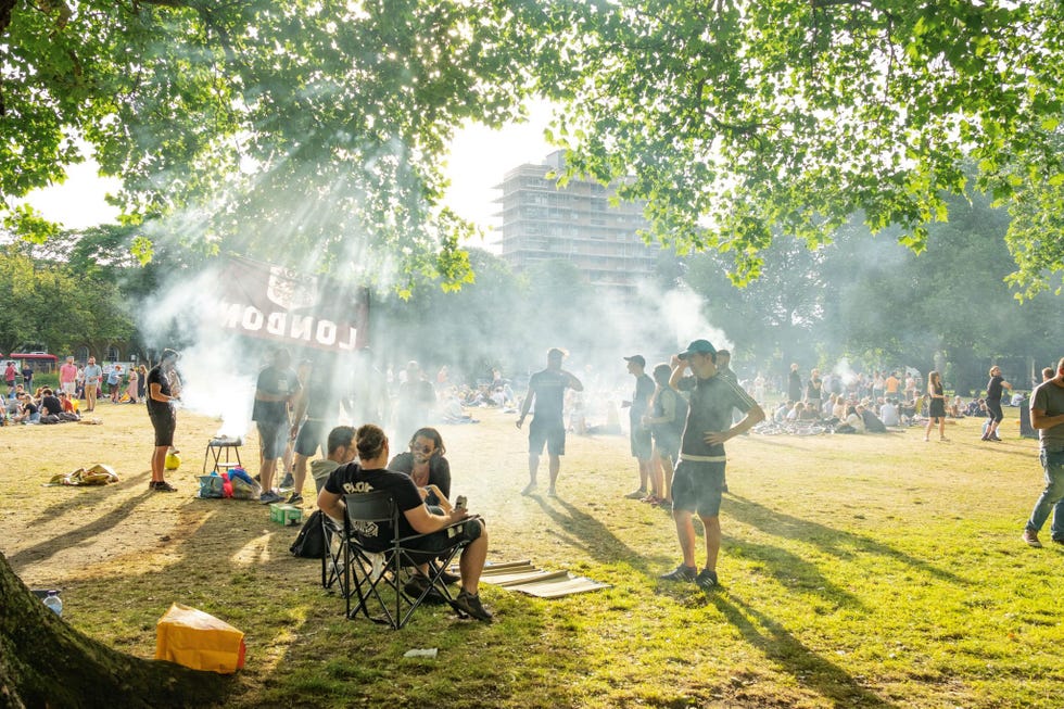 Londen bestaat voor een derde uit parken en groene ruimten zoals hier in London Fields in Hackney in het oosten van de stad Hackney is geliefd onder jongeren wat is terug te zien in de huizenprijzen Die zijn scherper gestegen dan in andere delen van de Britse hoofdstad
