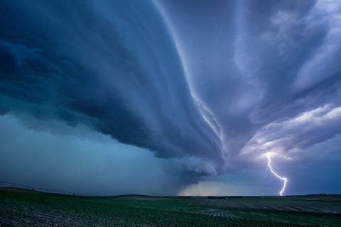 Een supercel boven ZuidDakota Supercellen behoren tot de meest zware stormen en kunnen sterke windstoten hagel en zelfs tornados voortbrengen