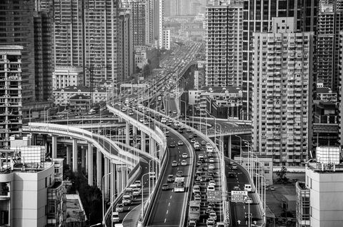 De foto van Fabian P vanaf de Lupubrug in Shanghai illustreert de problemen met het verkeer n de luchtkwaliteit waar zoveel steden op aarde mee te kampen hebben