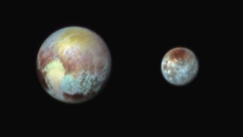 Op deze foto van Pluto en Charon in valse kleuren worden de landschapskenmerken van beide hemellichamen benadrukt zodat ze beter zijn te onderscheiden Door de filters op het New Horizonsinstrument Ralph zijn gebieden binnen de hartvormige regio te zien die variren van kleur