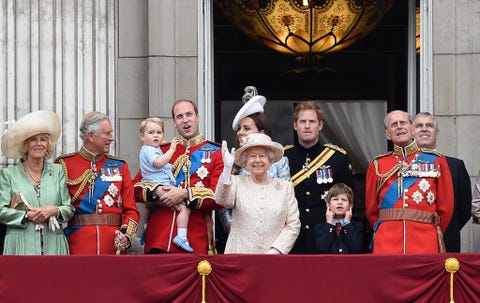 Het horrorjaar 1992 toen de huwelijken van haar kinderen stukliepen en de gruwelijke dood van Princes Diana vijf jaar later lijken ver verwijderd van dit gelukkige familieportet van afgelopen zomer op Buckingham Palace