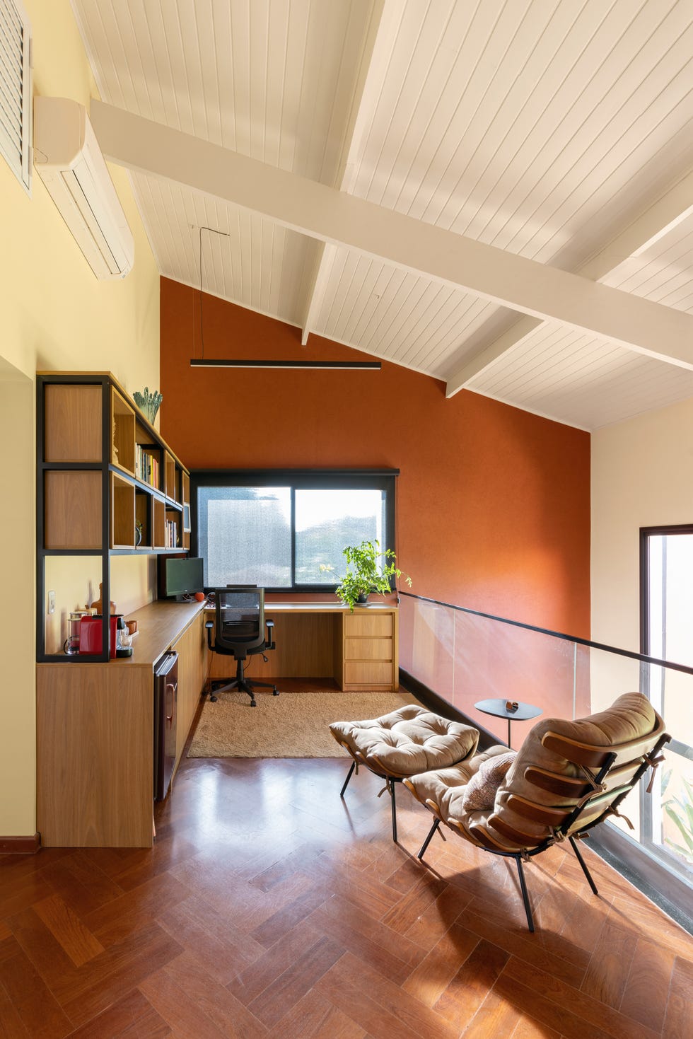 casa roja de los 90 de vivienda convencional de espacio pequeños a abrirse al paisaje