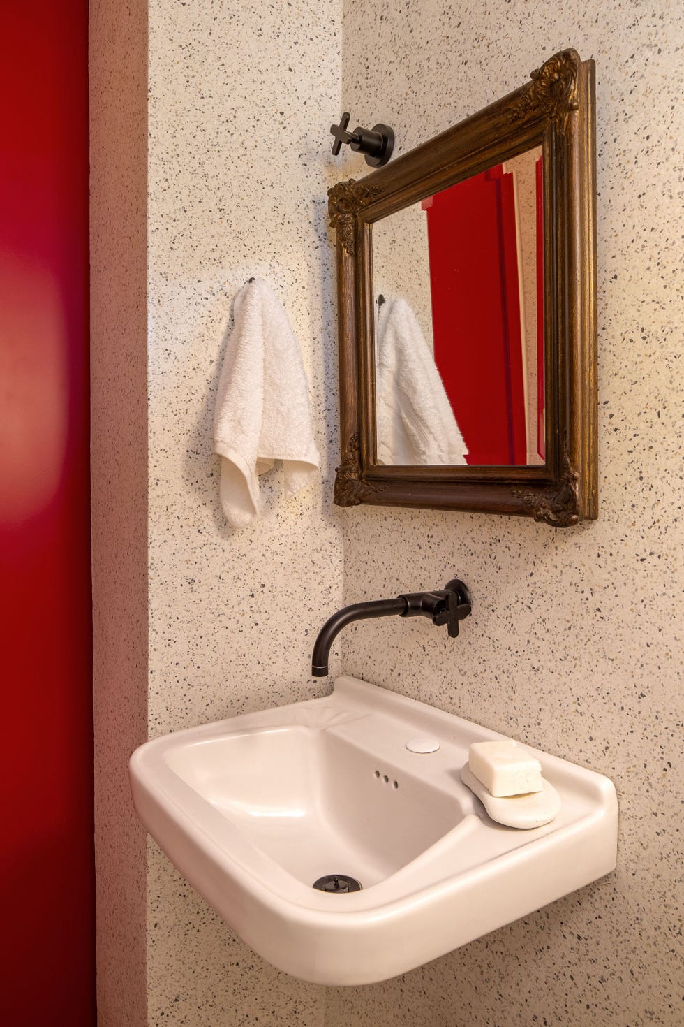 celosias en la cocina y una puerta roja, la reforma de este apartamento conecta funcionalidad y diseno