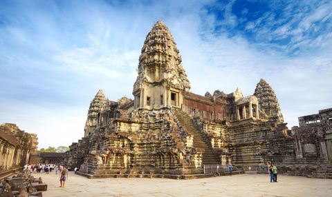 Angkor Wat CambodjaAngkor Wat is het grootste religieuze bouwwerk dat ooit is gebouwd De tempel was oorspronkelijk gewijd aan de hindoegod Vishnu Aan het einde van de twaalfde eeuw wijdden de Cambodjanen de tempel van zandsteen echter aan het theravadaboeddhisme Met een oppervlakte van maar liefst 162 hectare was Angkor ooit een megastad die door pelgrims uit alle windrichtingen werd bezocht
