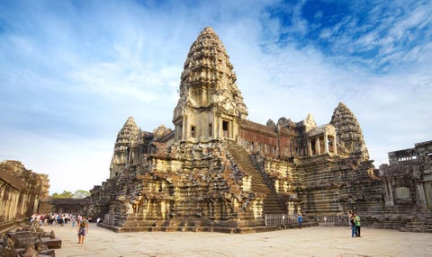 Angkor Wat CambodjaAngkor Wat is het grootste religieuze bouwwerk dat ooit is gebouwd De tempel was oorspronkelijk gewijd aan de hindoegod Vishnu Aan het einde van de twaalfde eeuw wijdden de Cambodjanen de tempel van zandsteen echter aan het theravadaboeddhisme Met een oppervlakte van maar liefst 162 hectare was Angkor ooit een megastad die door pelgrims uit alle windrichtingen werd bezocht