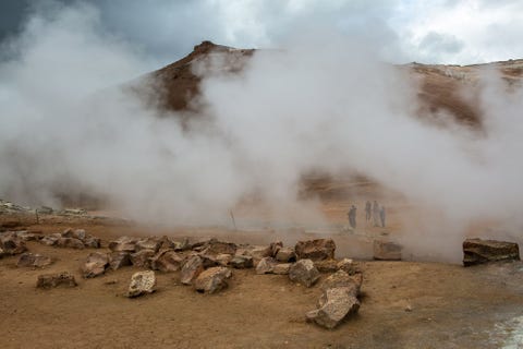 HSAVK IJSLANDStoom uit een warmwaterbron kringelt rond bezoekers aan Hsavk een stad aan de noordkust van IJsland Als ik er tegen kan om de hele zomer een trui te dragen heb ik mijn droomlandschap gevonden aldus fotograaf Erika Larsen Zij vindt een bezoek aan IJsland alsof je op een andere planeet bent