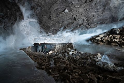 KATES COVE CAVE GROENLAND  Glinsterende stalagmieten en rijmkristallen worden beschenen door het licht van helmlampen van amateurspeleologen die doordringen in de Kates Cove Cave een grot van 104 meter lengte die onlangs door het Greenland Caves Project werd gedentificeerd als de langste onderzochte grot van Groenland