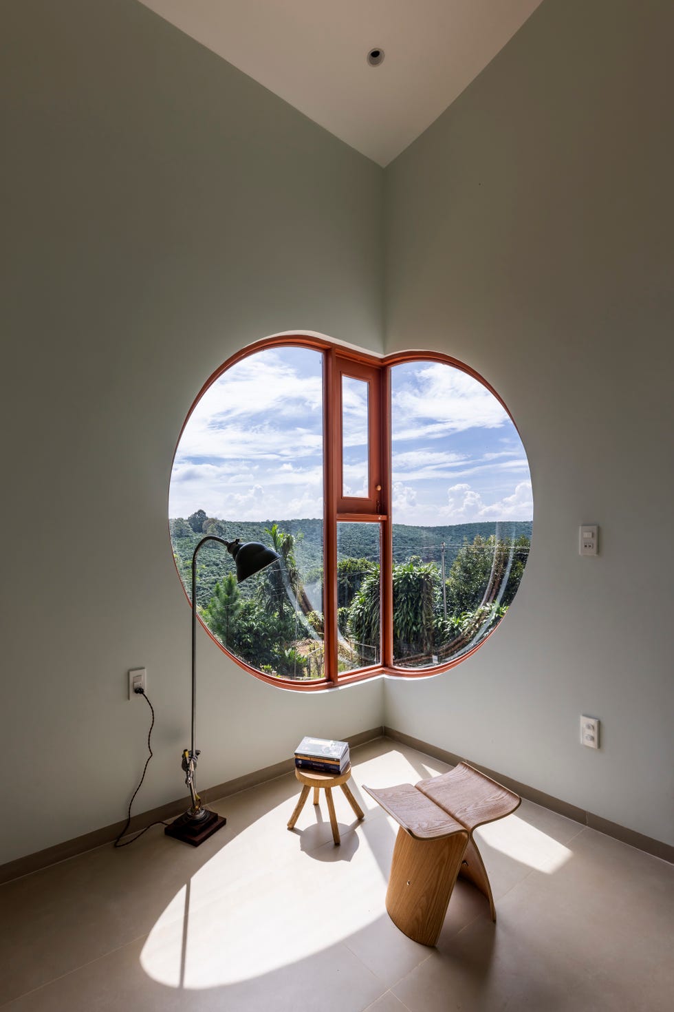 arquitectura organica, curvas y materiales naturales para una casa que redefine el concepto de hogar en un entorno tropical