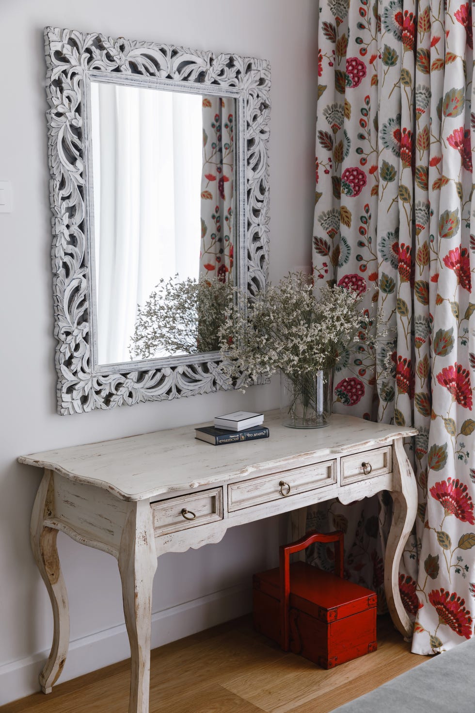casa reformada e inspirada en la personalidad de su propietaria con piezas vintage, textiles expresivos y colores intensos