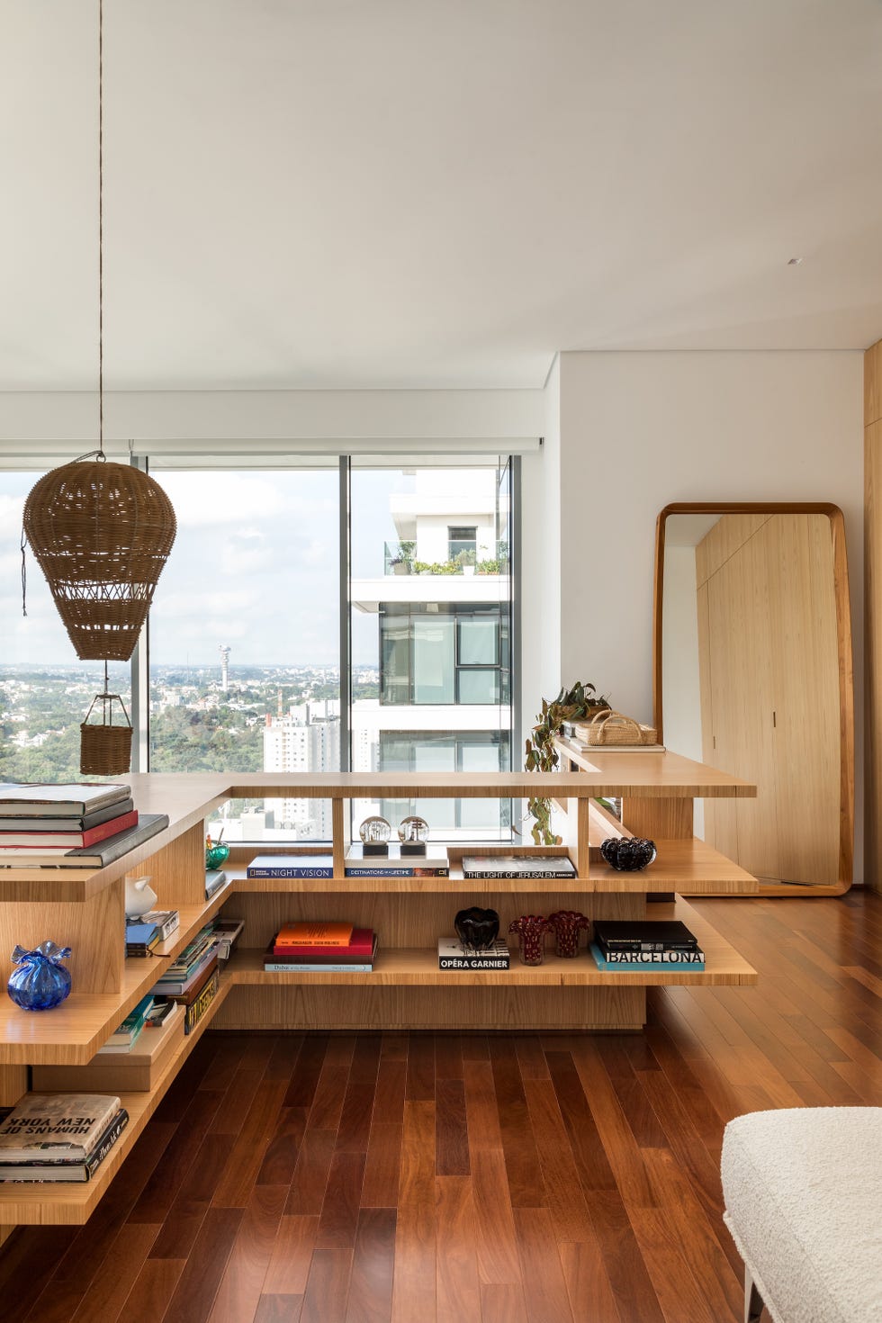 casa de 540 metros con ventanales de suelo a techo, espacios abiertos y lineas limpias tras una reforma estructural