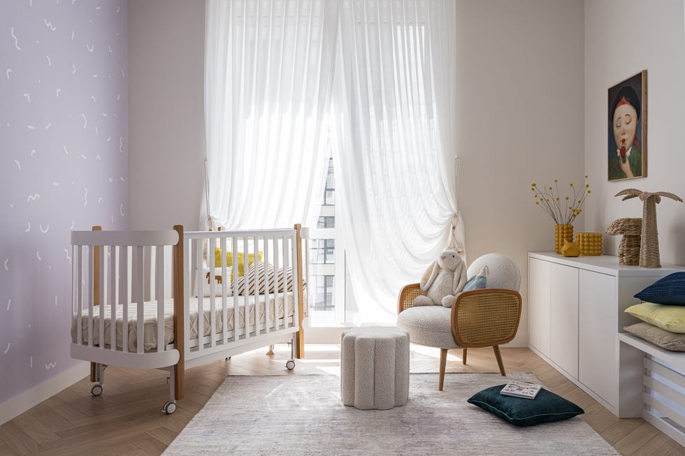 diseñada por pinteriors, esta casa combina líneas puras, curvas suaves y una paleta clara con texturas naturales, logrando un interior funcional, acogedor y lleno de detalles cuidados.