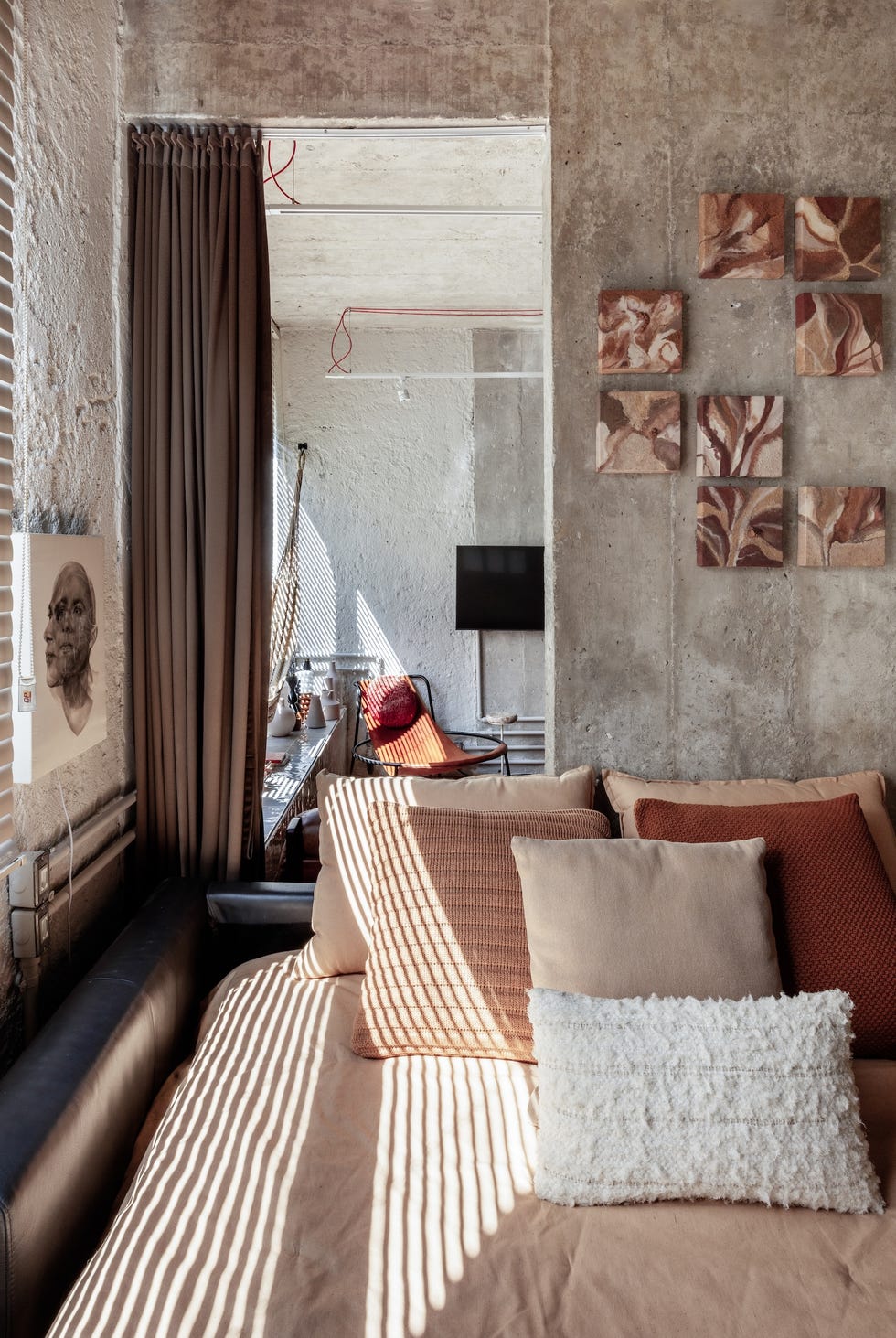 casa de 45 metros es un estudio de arquitectura, un taller creativo y una zona de relax con hamaca, columpio y un bano triangular