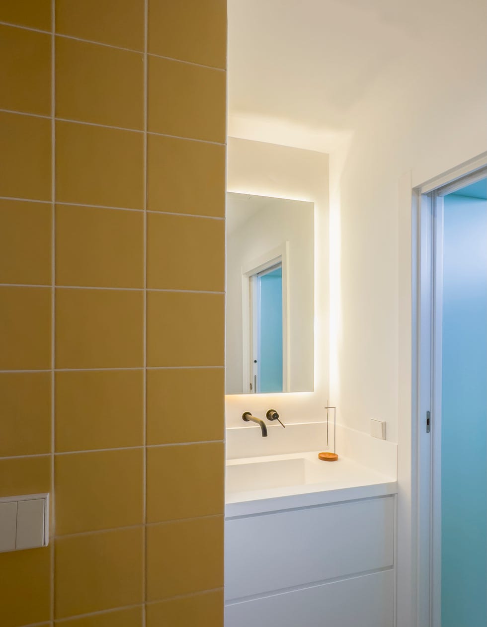 casa jn109 era una casa del madrid de los 70 con techos bajos y poca luz y ahora es un atico luminoso en verde y amarillo