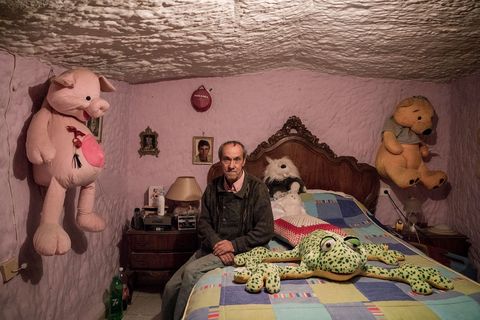 Tocuato Lopez is in de grotten van Guadix geboren en woont hier al zijn hele leven Toen hij voor de tweede keer trouwde kocht hij voor zichzelf zijn vrouw en hun twee kinderen een nieuwe grotwoning Zijn kamer die diep in de rots verscholen ligt heeft geen vensters en ontvangt geen daglicht