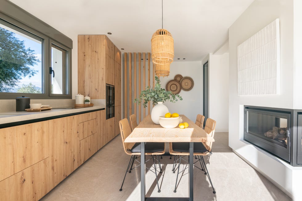 cocina con office y frentes de madera