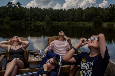 Aan het Lake Marion in Cross South Carolina kijkt een Deens gezin uit Kopenhagen naar de zonsverduistering