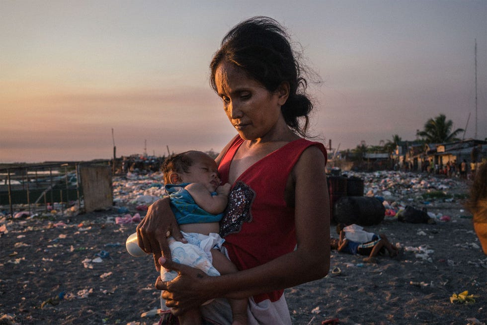 Hannah Reyes-Morales Ik ben opgegroeid met de angst dat mijn gezichtspunt niet het juiste gezichtspunt was bang dat alles wat ik wist en fotografeerde minder waard was Toen ik me op de fotografie stortte leek geen van de fotografen die ik bestudeerde op mij Maar mijn hoop en visie voor het werk dat ik wilde doen waren groter dat die angsten en zorgen Ik ontdekte dat het bekijken van de wereld vanuit een ander perspectief heel waardevol was dat mijn ideen geen weerspiegeling hoefden te zijn van de verhalen die vr mij werden verteld