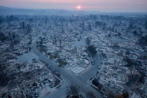 https://www.nationalgeographic.com/content/dam/science/2020/04/21/human-journey-steinmetz/15-human-journey-steinmetz.jpg In oktober 2017 werd de buitenwijk Coffey Park in het Californische Santa Rosa vrijwel geheel verwoest in de Tubbs Fire Ruim 1400 huizen werden in de as gelegd ongeveer een kwart van alle woningen die dat jaar in de gemeenten Sonoma en Napa verloren gingen De bosbrand was veroorzaakt door een kortsluiting op een stuk privland Verwacht wordt dat de VS als gevolg van de opwarming van de aarde vaker en door steeds grotere bosbranden zal worden getroffen