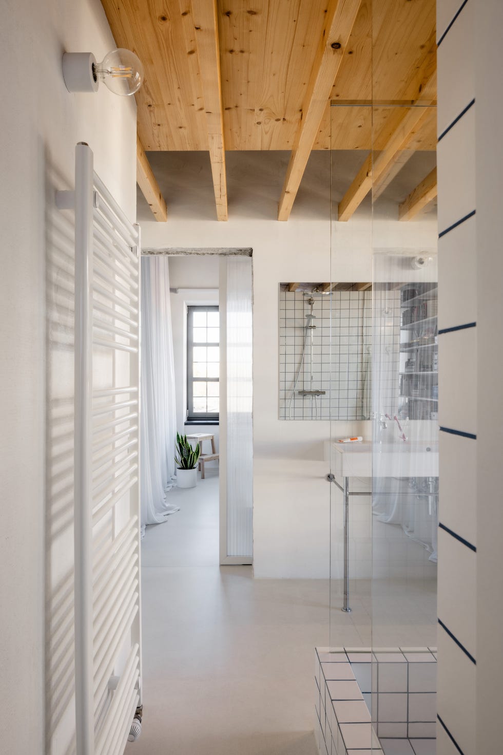 este apartamento gana mas de 17 metros habitables gracias a la altura de los techos y soluciones ingeniosas