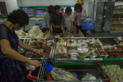 Consumenten in een supermarkt in Pyongyang