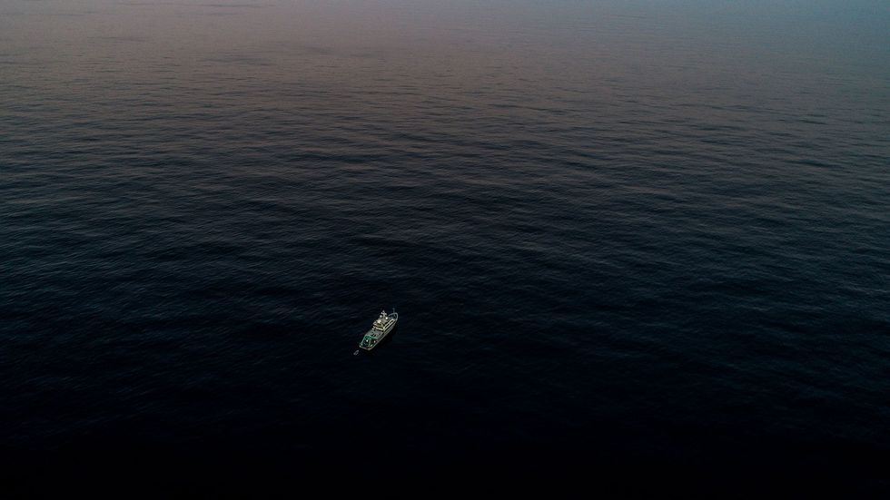 Een luchtfoto van het onderzoeksschip Alucia dat zon 160 kilometer uit de kust van Cape Cod vaart Aan boord begonnen wetenschappers aan een expeditie om onderzoek te doen naar het ecosysteem van diepzeekoralen in onderzeese canyons