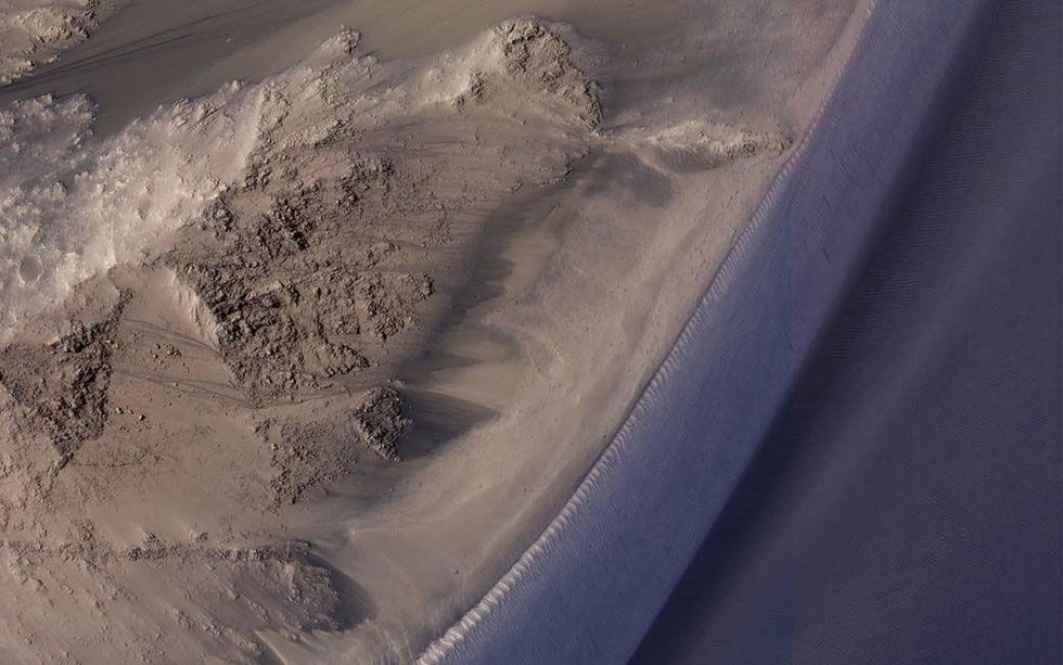 De zogenaamde terugkerende hellinglijnen recurring slope lineae RSLs zijn seizoensgebonden stroompjes op warme hellingen die zich vooral in de centrale en oostelijke gedeelten van de Valles Marineris voordoen