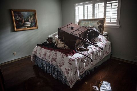 De bezittingen van Michele Trieb waaronder herinneringen uit haar kindertijd liggen op een bed in haar huis opgestapeld