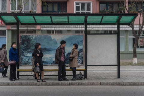 Op een foto die op zaterdag 8 april 2017 werd genomen wachten passagiers bij een bushalte in Pyongyang
