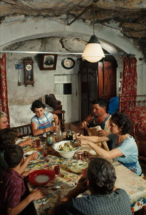 Een gezin gebruikt het middagmaal in hun grotwoning in de vallei van de Loire in Frankrijk