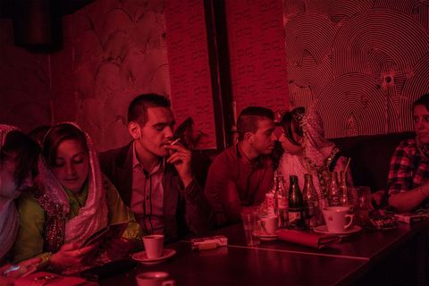 Voor de houra dans bij de bruiloft van Fatme Inuz en Feim Osmanov roken flirten en knuffelen tieners in een caf