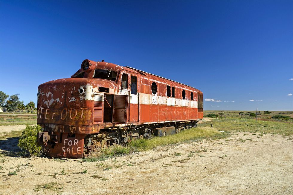 een oude ghan locomotief in de australische outback, marree