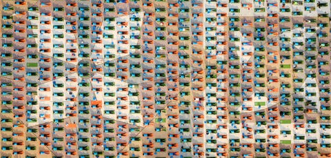 Yogabeoefenaars vormen een patroon op een plein in Nha Trang een havenstad in het zuiden van Vietnam