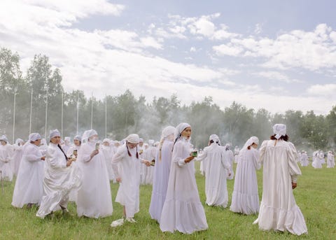 In Amga bereiden vrouwen zich voor op de openingsceremonie van het Ysjachfestival Ze houden branders met koeienmest vast waarvan de rook de boze geesten verdrijft die zijn gekomen om het zomerfeest te verpesten